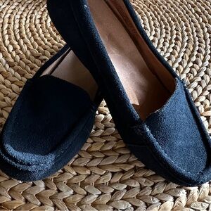 Vionic Women's Black Suede Flats